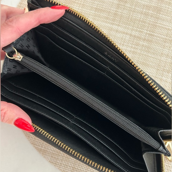 DKNY wallet for sale - Picture 4 of 5